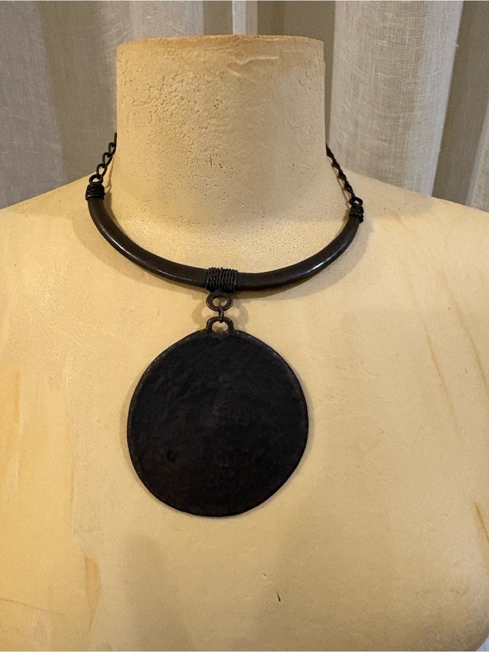 Source Unknown Brown Round Pendant Choker Necklace